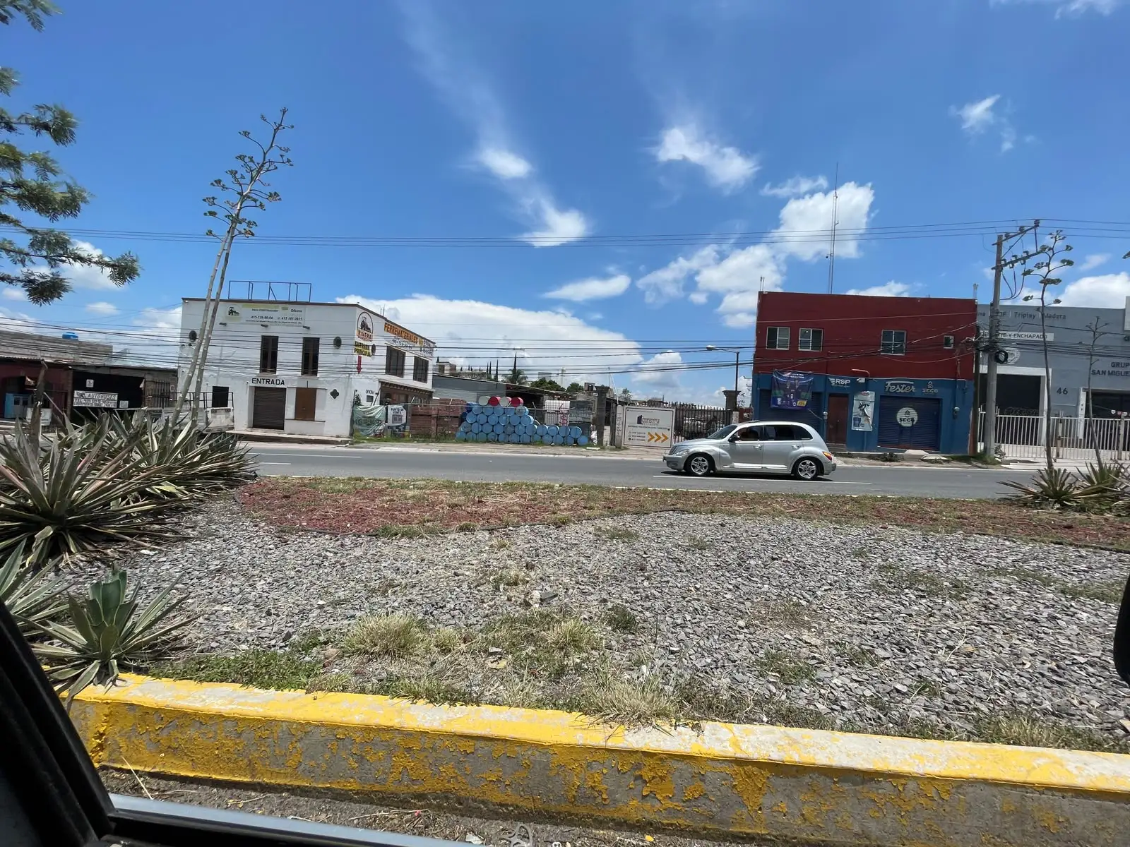 Frente del terreno sobre vía principal
